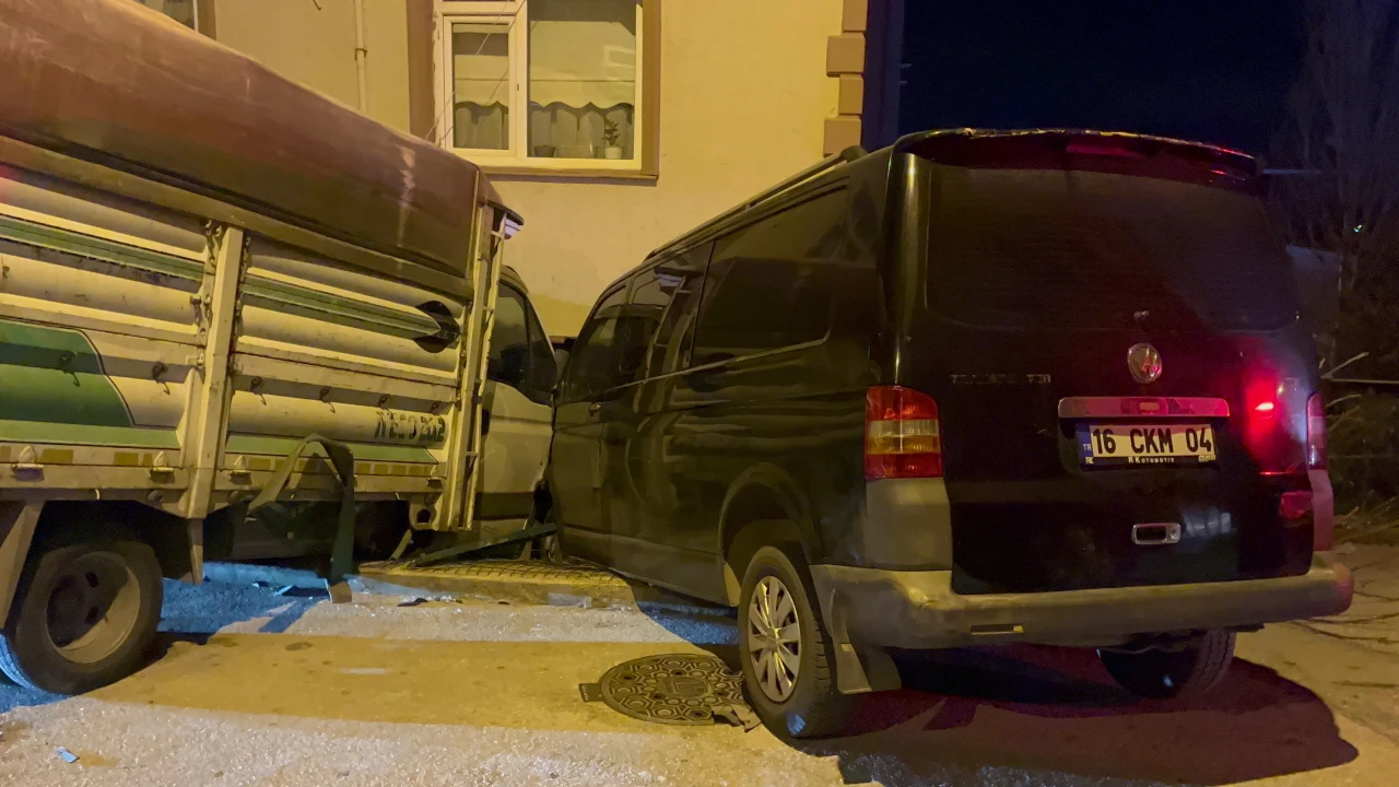 Park halindeki kamyonet hareket etti, minibüsle birlikte eve daldı!