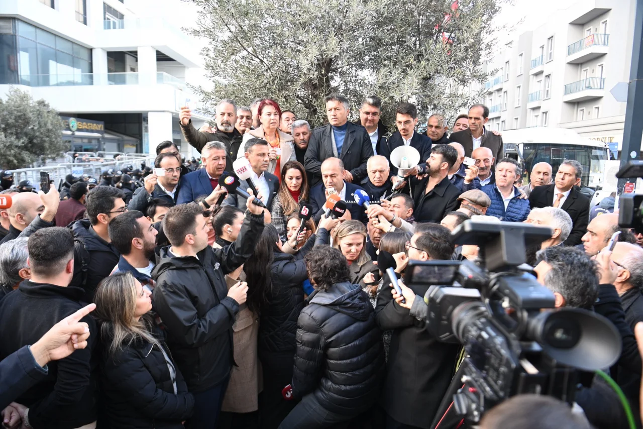 Esenyurt'ta CHP heyetine polis engeli: Kayyum gider, biz kalırız!