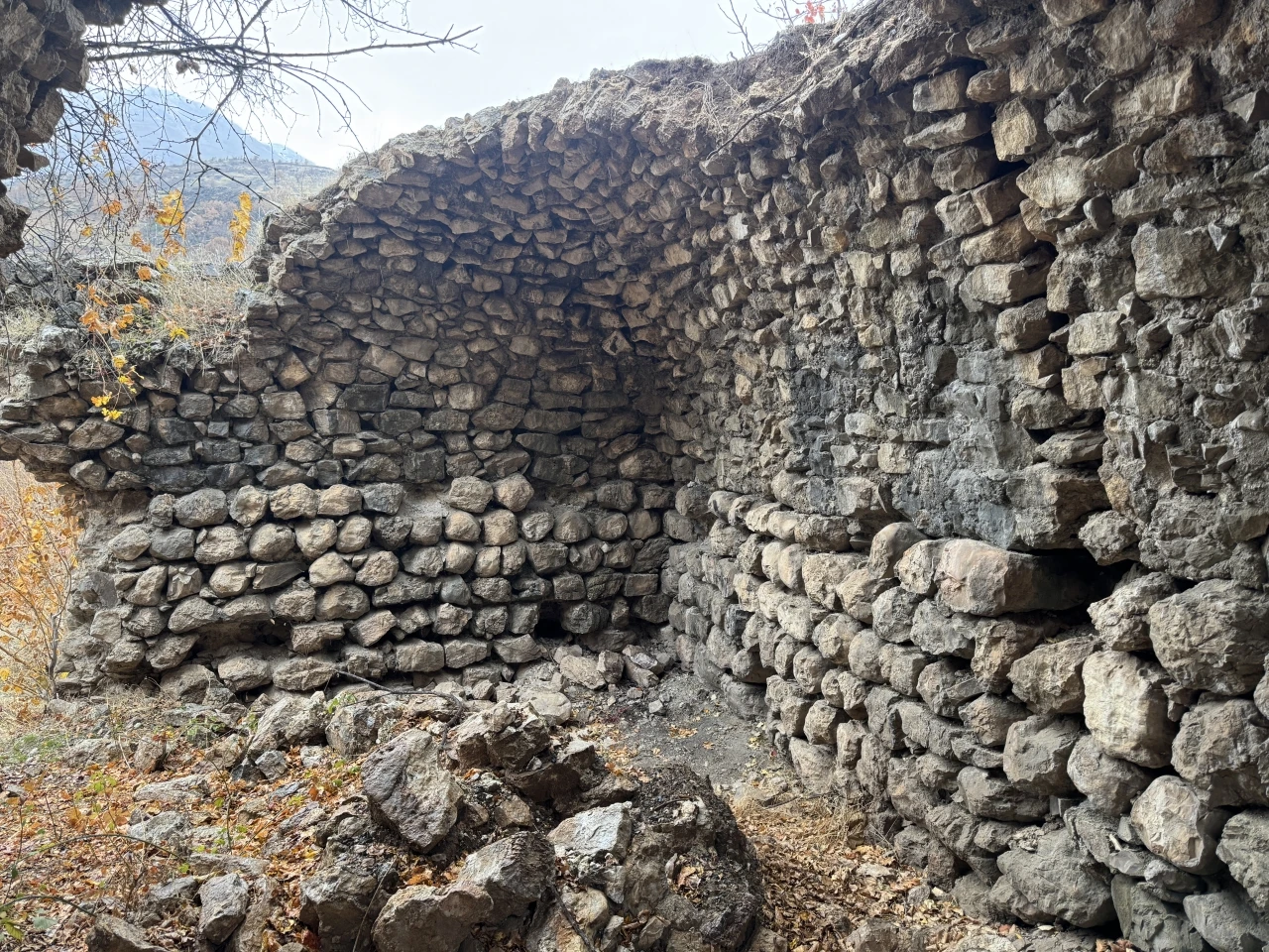 Nemrut Dağı Eteklerinde Yaklaşık 750 Yıllık Han ve Köprü Bulundu