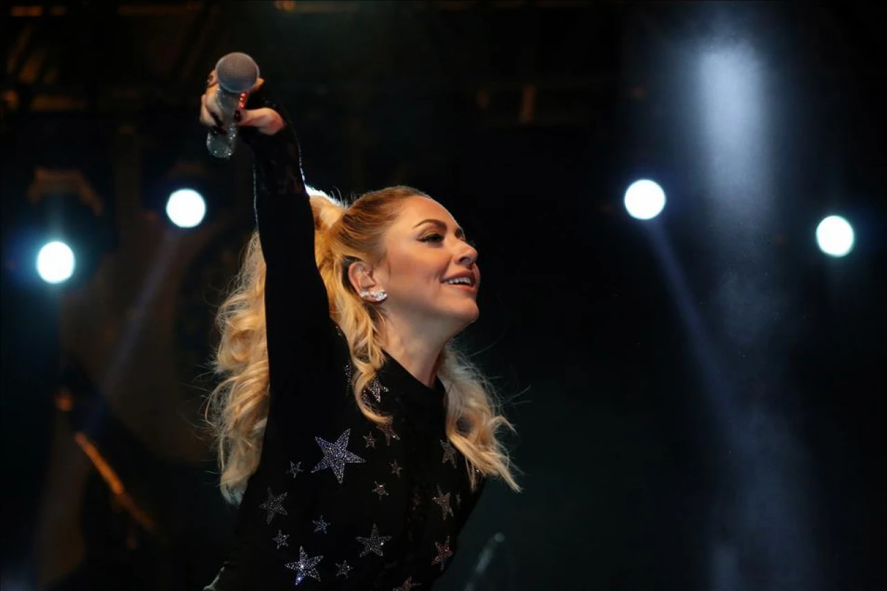 Başarılı Öğrencilere Yardım İçin Özel Gece: Hadise’nin Su Matarası Rekor Fiyata Satıldı!