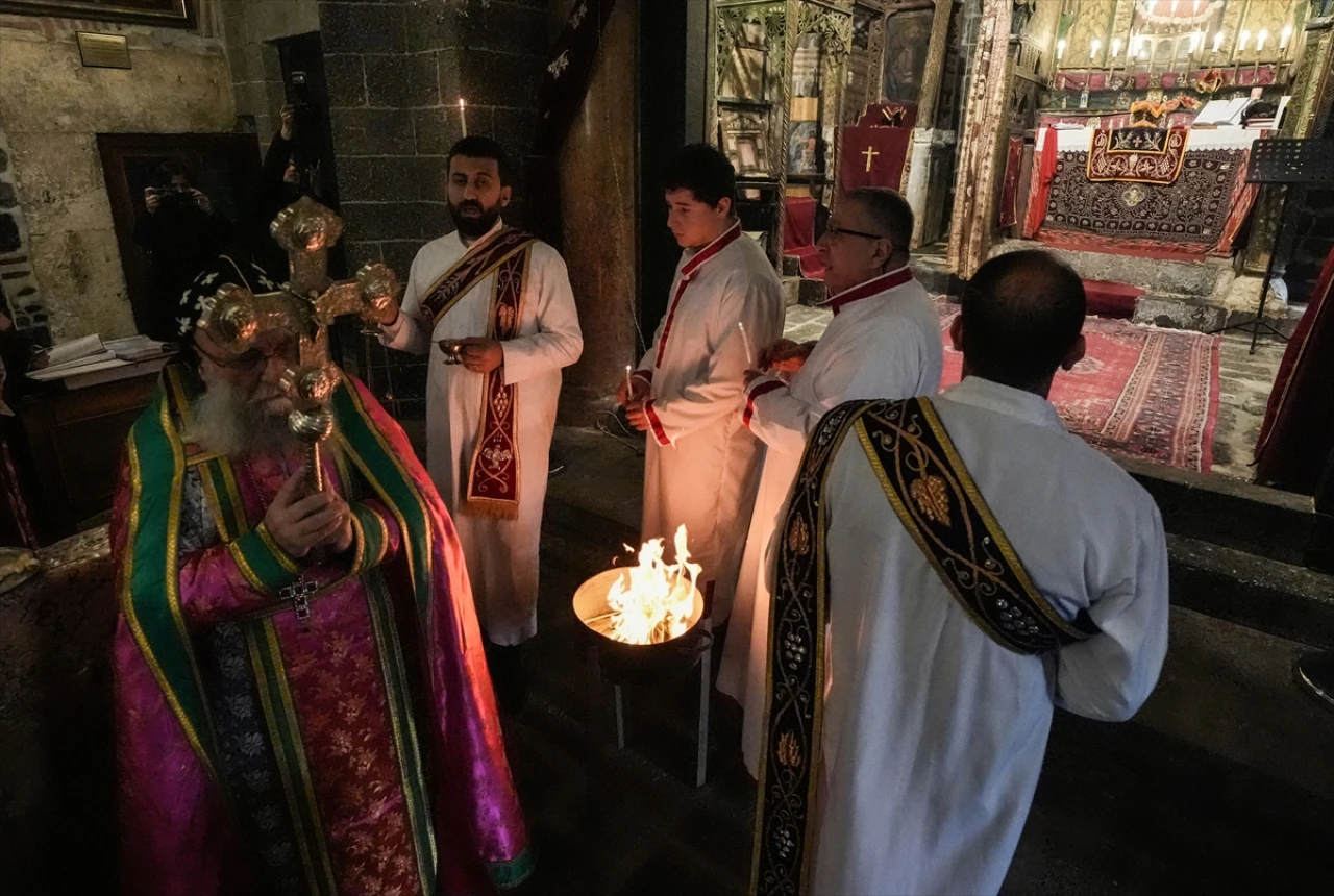 Diyarbakır Meryem Ana Kilisesi'nde Noel Ayini Düzenlendi