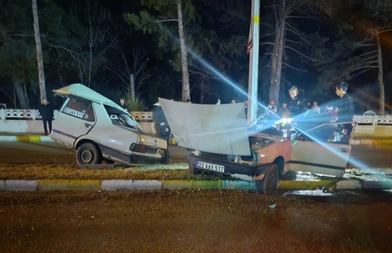 Edirne Uzunköprü’de feci kaza! Direğe çarpan araç ikiye bölündü!