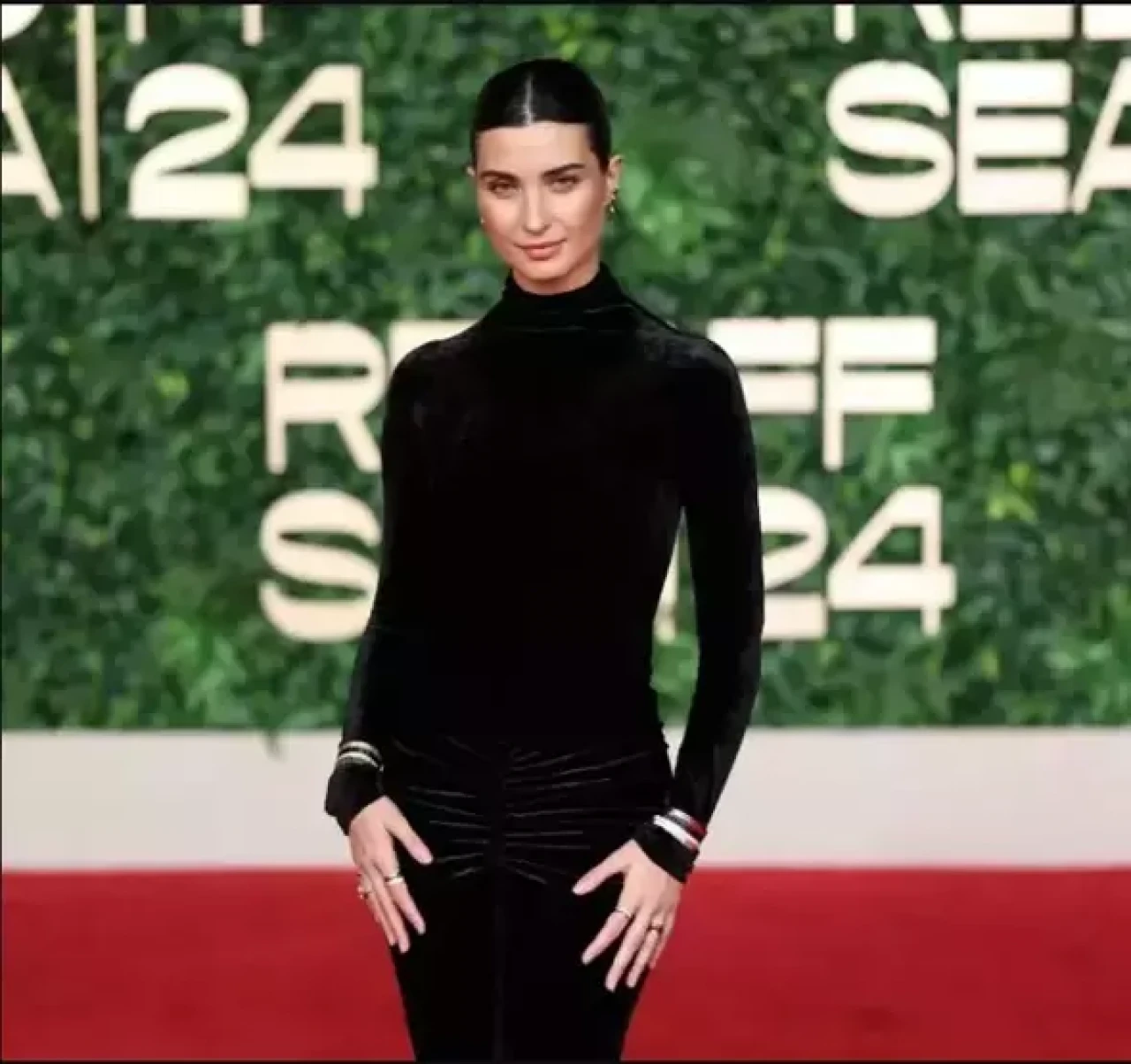 Tuba Büyüküstün Kızıldeniz Film Festivali’nde Büyüledi! Hollywood Yıldızlarıyla Yan Yana Poz Veren Ünlü Oyuncu Şıklığıyla Göz Kamaştırdı