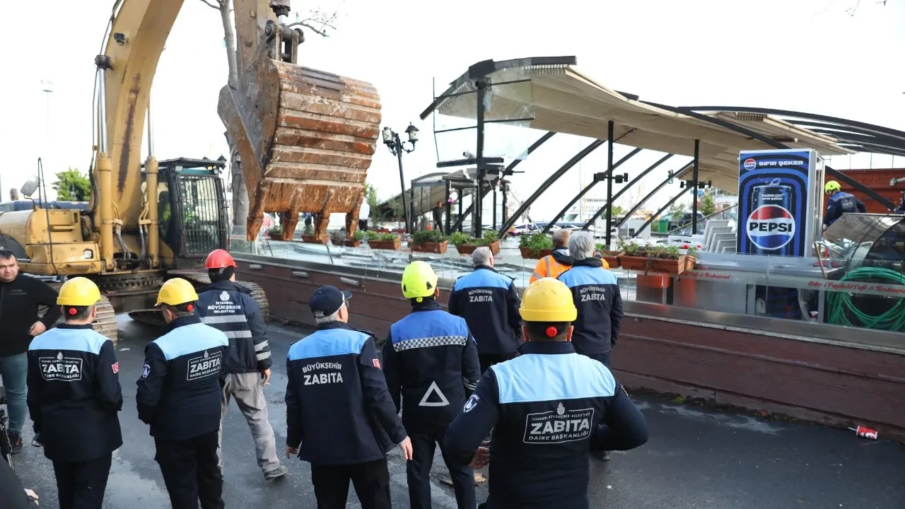 Sirkeci’de Tarihi Doku Korundu! İBB’den Kaçak Kafeteryaya Yıkım Kararı!