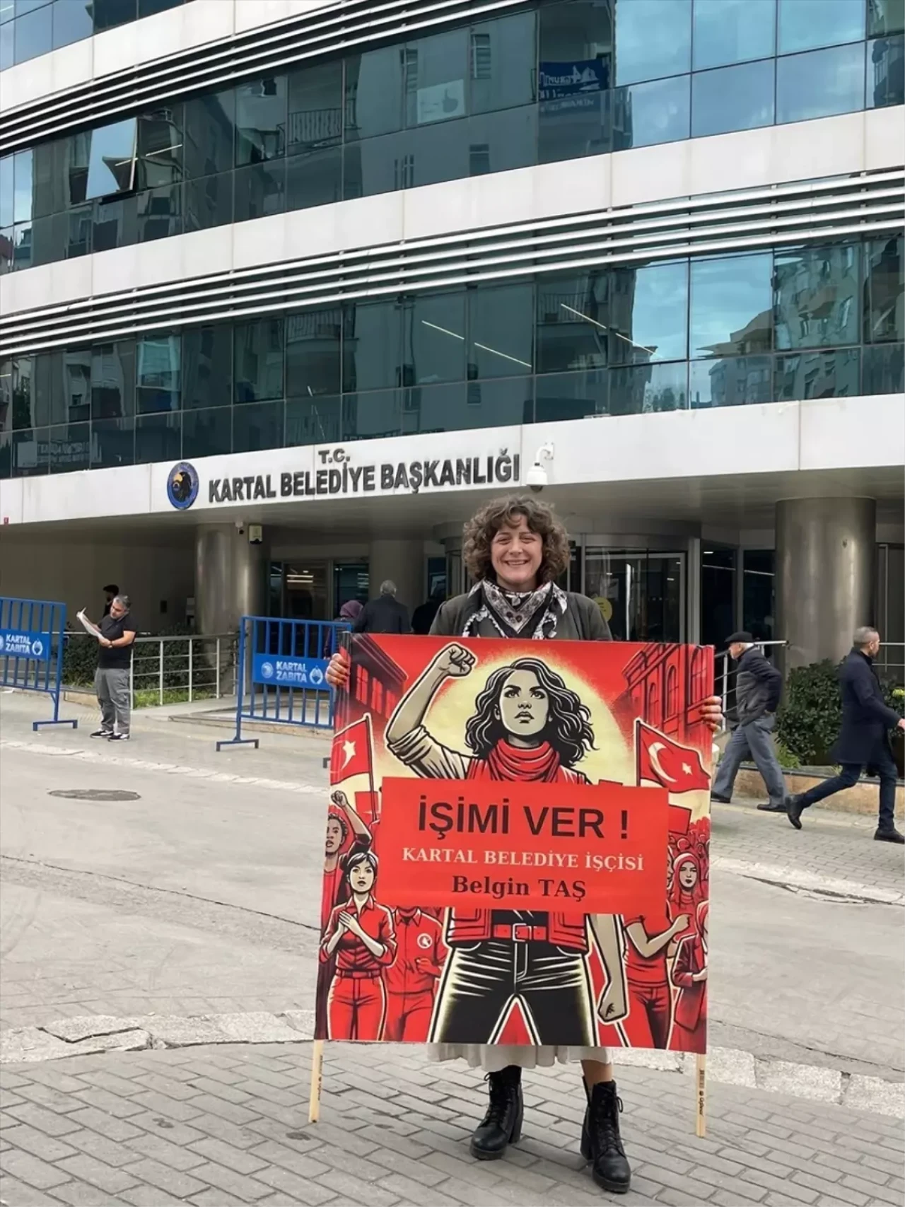 Kartal Belediyesinde İşten Çıkarılan Belgin Taş, Her Hafta Eylem Yaparak Haklarını Arıyor!