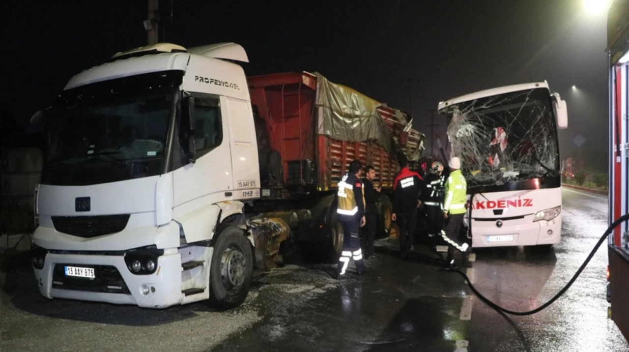 Denizli'de feci kaza! Yolcu otobüsü TIR ile çarpıştı: 1 ölü, 20 yaralı