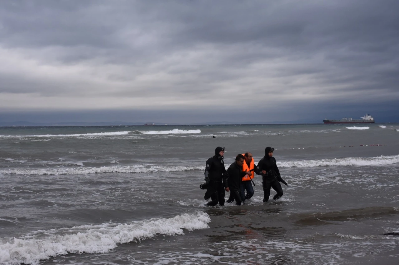 Tekirdağ'da Fırtına Nedeniyle Tekne Ters Döndü! İki Kişi Mahsur Kaldı