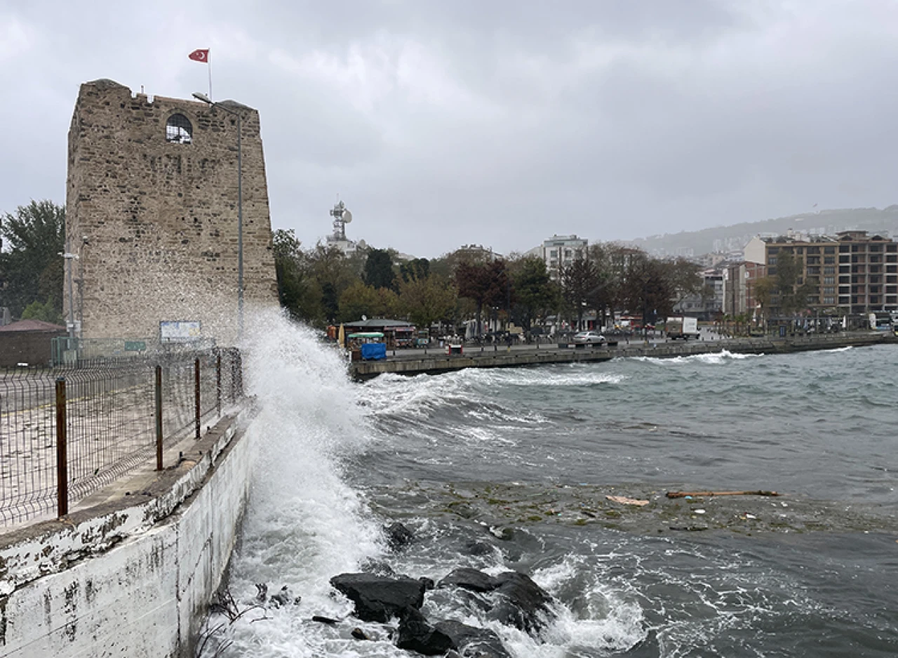 Sinop'ta Kuvvetli Fırtına! Valilik Uyarılarda Bulundu...