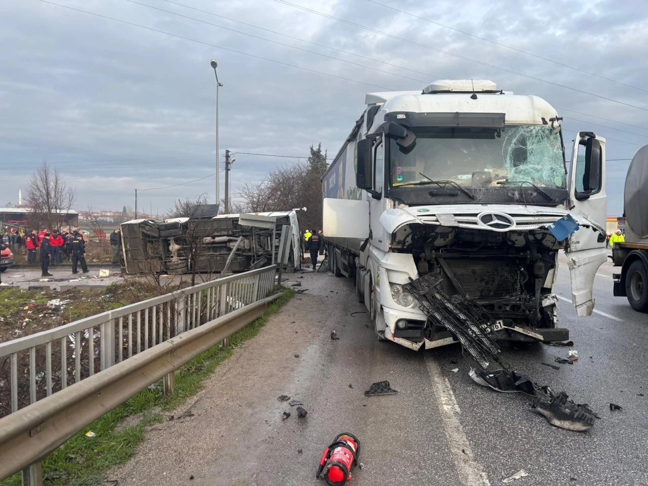 Balıkesir'de Öğrenci Servisi ve Tır Çarpıştı! 8'i Ağır 26 Kişi Yaralandı