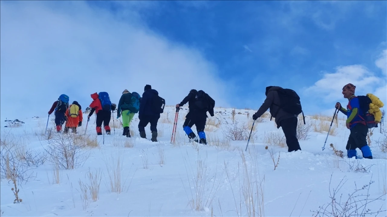 Van’da Kış Tırmanışı Heyecanı! Hayal Dağı’na Zirve Tırmanışı Gerçekleştirildi