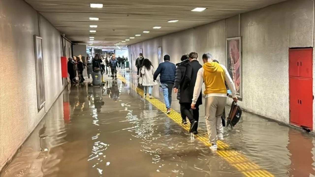 Fatih’te Metro Alt Geçidini Su Bastı, Vatandaşlar Mahsur Kaldı!