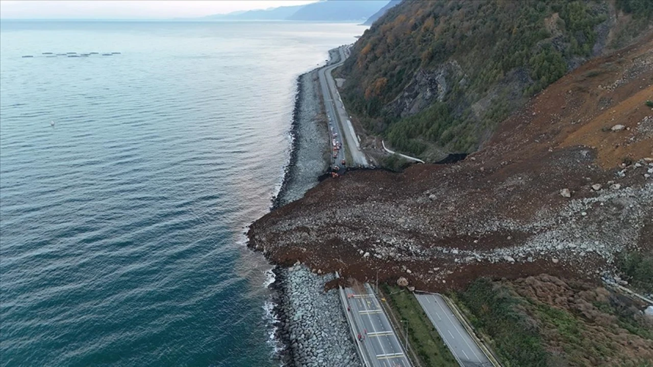 Artvin'deki Heyelan Nedeniyle Karadeniz Sahil Yolu Trafiğe Kapanmış Durumda!