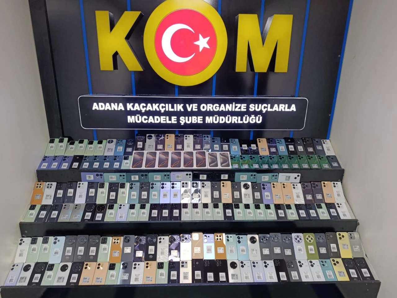 Adana'da Şehirlerarası Yolcu Otobüsünde 188 Kaçak Cep Telefonu Ele Geçirildi