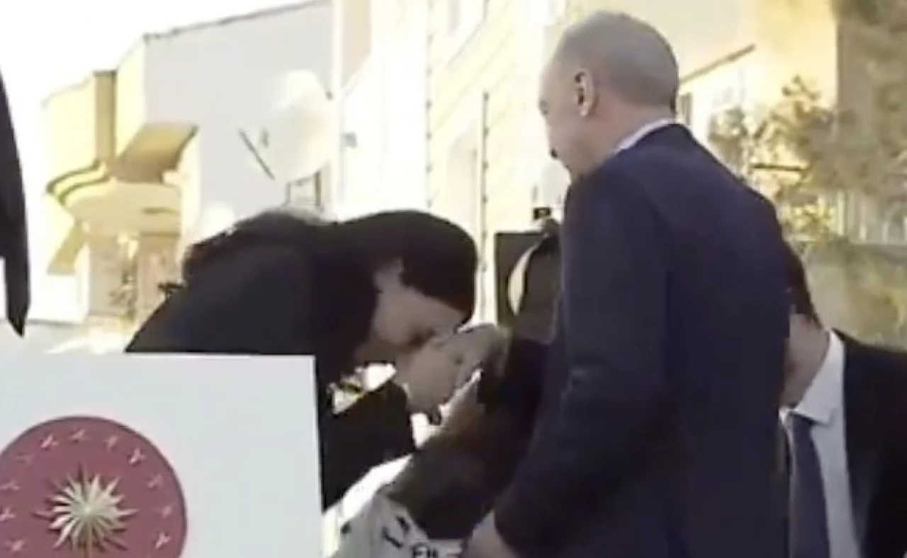 Cumhurbaşkanı Erdoğan’dan Vekile Harçlık Sürprizi! Seda Sarıbaş’a 200 TL Verdi!