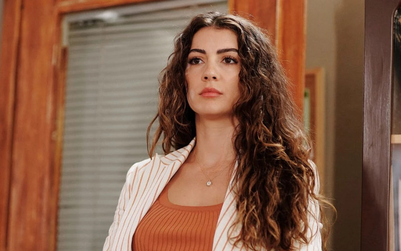 Burcu Özberk Boyu, Kilosu Kaç, Estetikli mi, Kaç Yaşında?