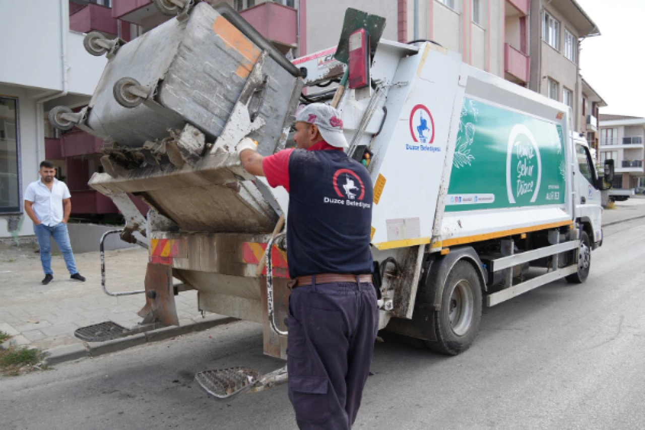 Düzce Belediyesi durmak bilmeden çalışıyor! 74 bin ton çöp toplandı