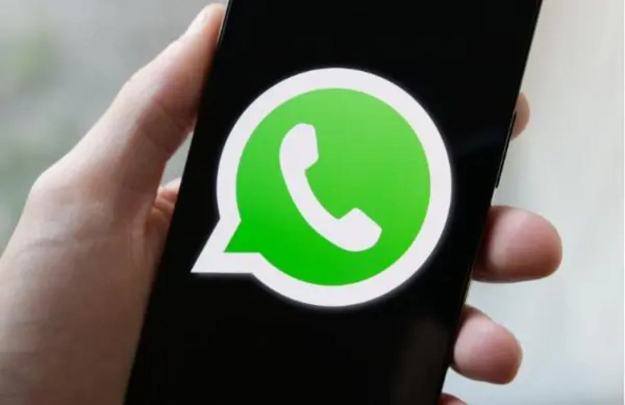 WhatsApp’a Yeni Çıkartmalar ve Kamera Efektleri Eklendi! Selfie’lerden Çıkartma Yapabilirsiniz