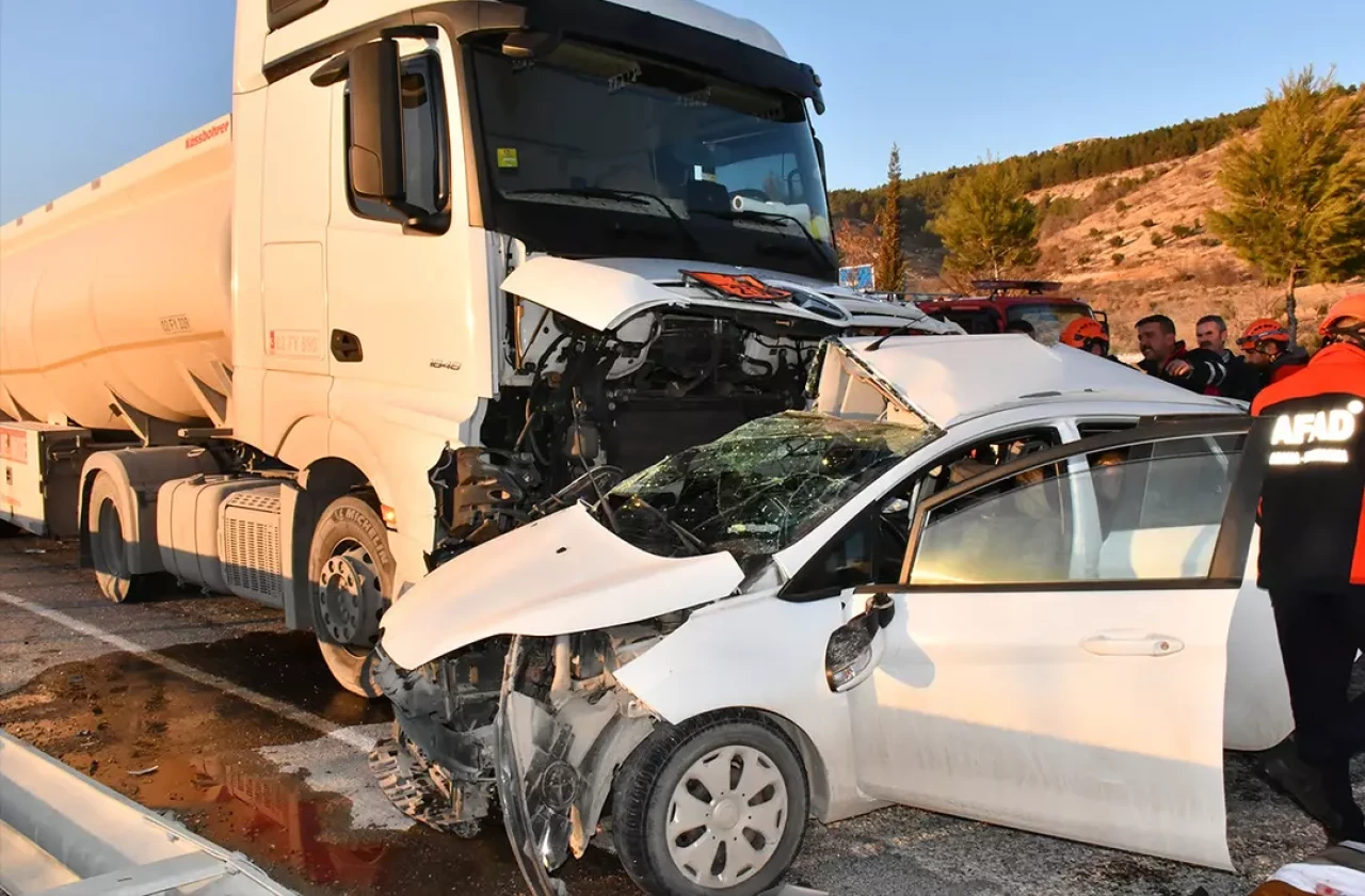 Adıyaman-Besni Yolunda Feci Çarpışma! Akaryakıt Tankeri ve Otomobil Kazası Can Aldı