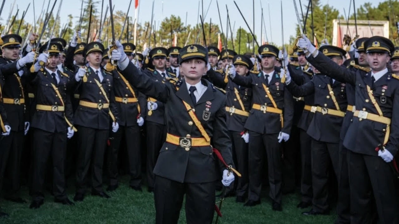 Kara Harp Okulu’ndaki Kılıçlı Yemin Krizi: Disiplin Kuruluna Sevk Edilen 5 Teğmenin Savunmaları Bugün Başladı!