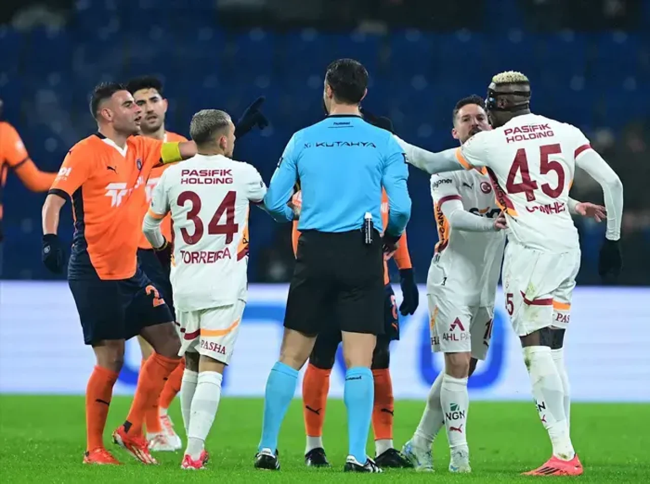 Victor Osimhen Çok Öfkelendi! Galatasaray-Başakşehir Maçında Ortalık Karıştı