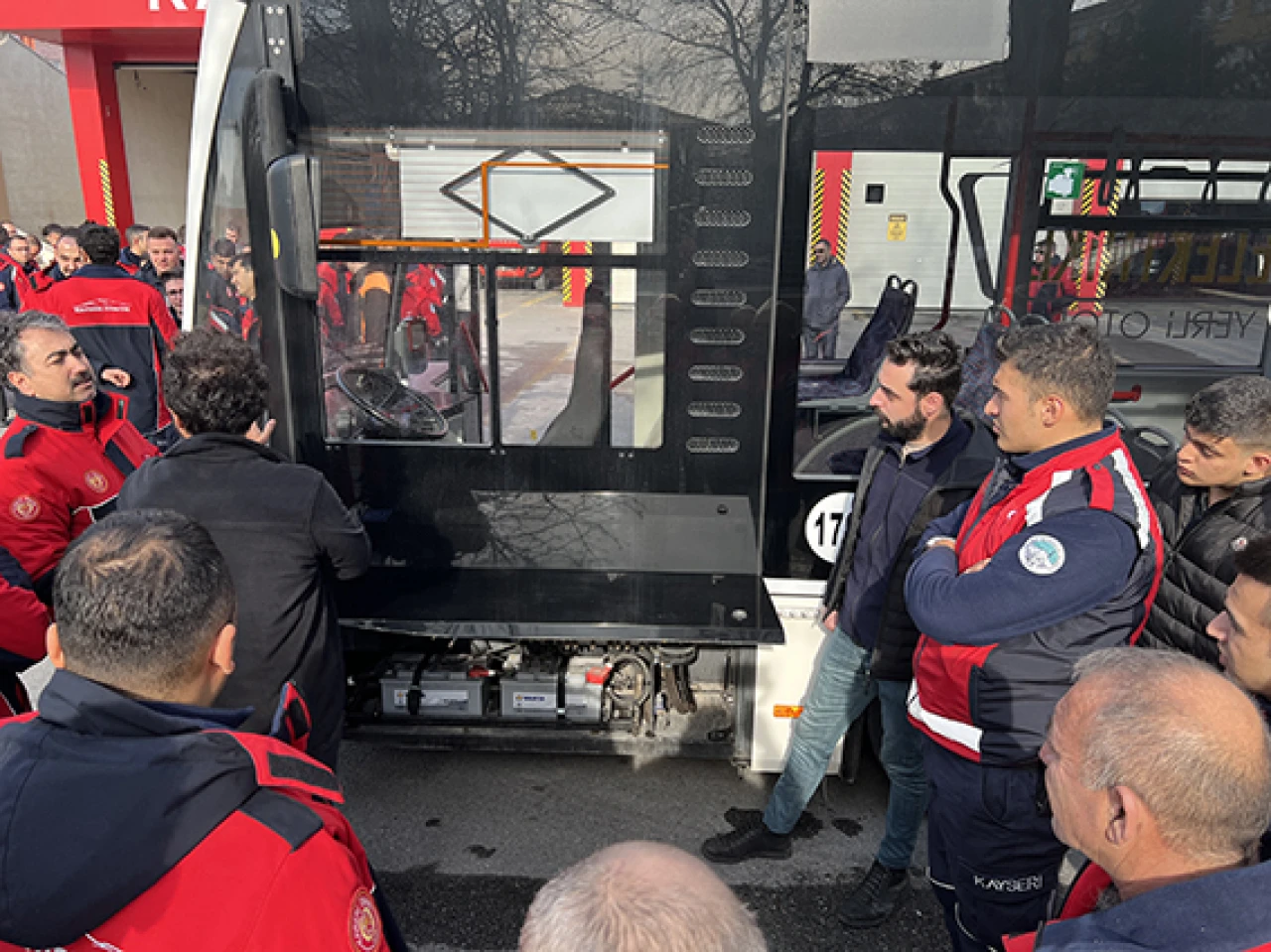 Kayseri Büyükşehir'den elektrikli araçlardaki arızalara müdahale eğitimi