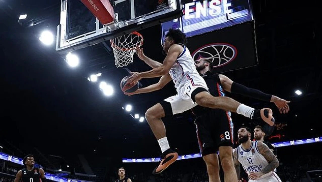 Paris Basketbol 88-84 Anadolu Efes (Maç Özeti) Çekişmeli Maçta Kazanan Ev Sahibi Oldu