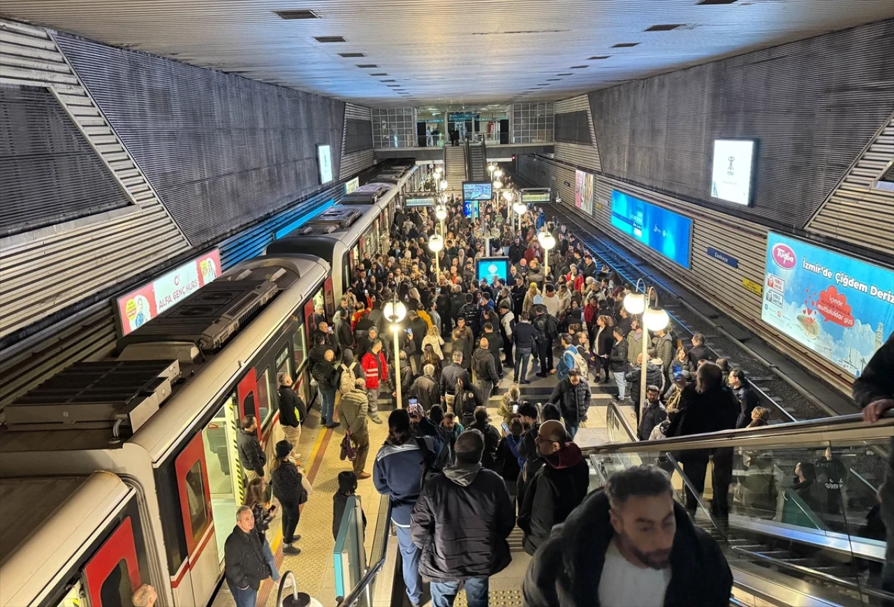 İzmir’de Toplu Taşımada Kaos! Otobüsler Çalışmadı, Metro Durdu, Halk İsyanda!