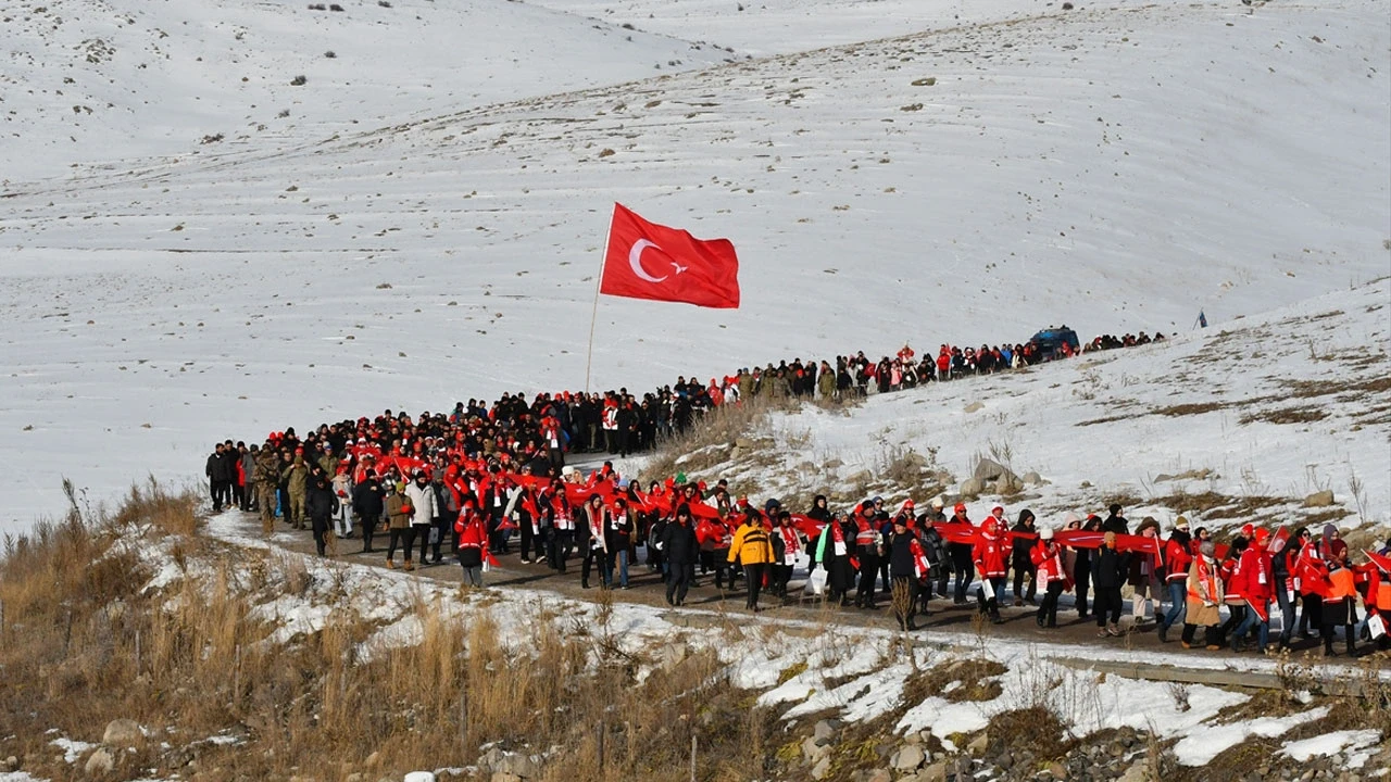 Sarıkamış'da duygu dolu yürüyüş! Dondurucu havada vatan sevgisiyle ısındılar