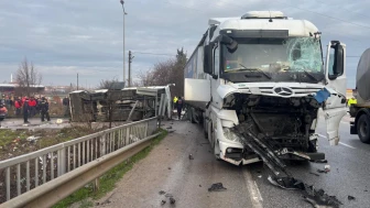 Balıkesir'de Öğrenci Servisi ve Tır Çarpıştı! 8'i Ağır 26 Kişi Yaralandı