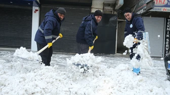 Hakkari'de kar nedeniyle 132 yerleşim yerinin yolu kapandı