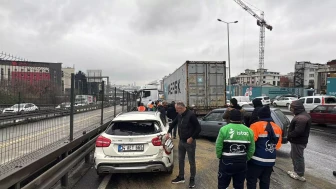 Beylikdüzü’nde Tır Makasladı! Zincirleme Kazaya Yol Açtı! Trafik Felç Oldu