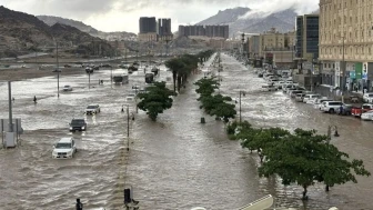 Kutsal Şehir Mekke’yi Sel Vurdu! Şiddetli Yağışlar Araçları Sürükledi