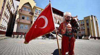 Oyunu kullanmaya yeniçeri kıyafeti ve atla geldi