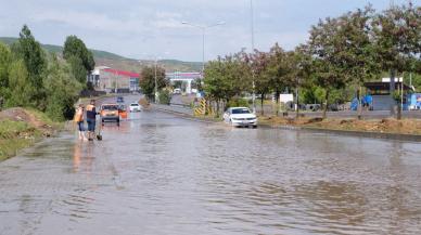 Bingöl'de sağanak ve dolu yağışı sürücülere zor anlar yaşattı