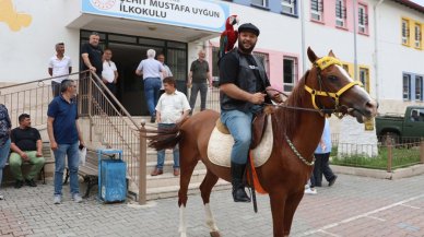 Denizli'de bir kişi oy kullanmaya atı ve papağanı ile gitti