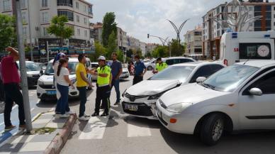 Eşi kaza yaptı; 'Arabam gitti' diyerek otomobili tekmeledi