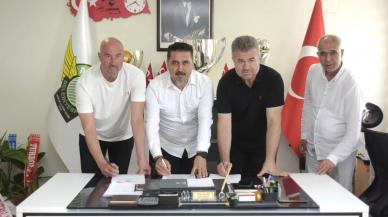 Akhisarspor'da Yanar imzayı attı