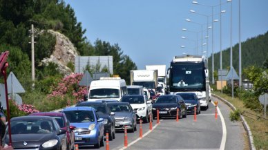 Bayram öncesi tatilci akını: Kilometrelerce araç kuyruğu oluştu