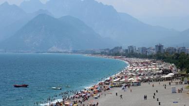 Antalya sahilleri yabancı turistlere ve yerlilere kaldı