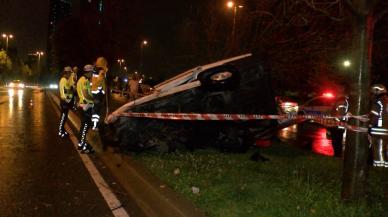 İstanbul'da ağaca çarpan otomobil ikiye bölündü: 1 ölü