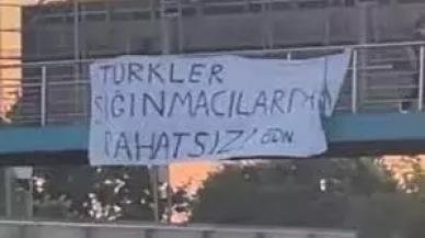 Üst geçide asılan "Türkler sığınmacılardan rahatsız" afişi kaldırıldı