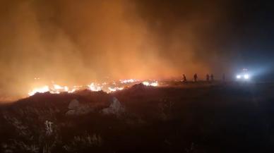 Niğde'de mera yangını: Müdahale için yola çıkan itfaiye aracı devrildi