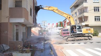 Kentsel dönüşüm kapsamında yıkılan binalara ilk kepçeyi Başkan Yazıcı vurdu