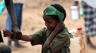 Asyalı kadının Afrikalı çocuğa yardımı yürekleri ısıttı