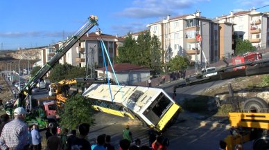 Yolcu dolu İETT otobüsü rampadan çıkamayarak devrildi: Yaralılar var