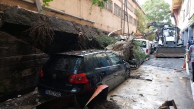 İstinat duvarı araçların üzerinde çöktü, büyük hasar oluştu