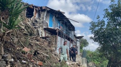 Mahallede büyük tehlike! Kaya parçaları evlerin üzerine düştü!