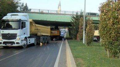 İş makinası köprü altında sıkıştı: Trafikte yoğunluk oluştu