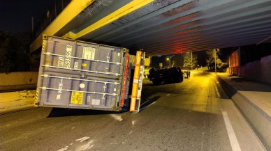 Köprünün altına çarpan TIR devrildi, yol trafiğe kapatıldı: Yaralılar var