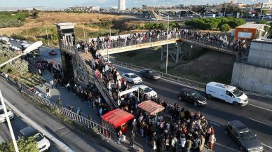 Öğrencilerin otobüs kuyruğu metrelerce uzadı